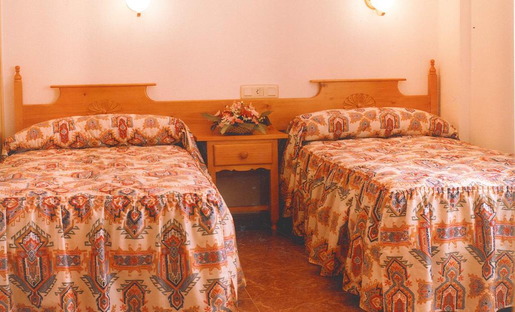 Hostal Cuatro Esquinas Ejea De Los Caballeros Quarto foto
