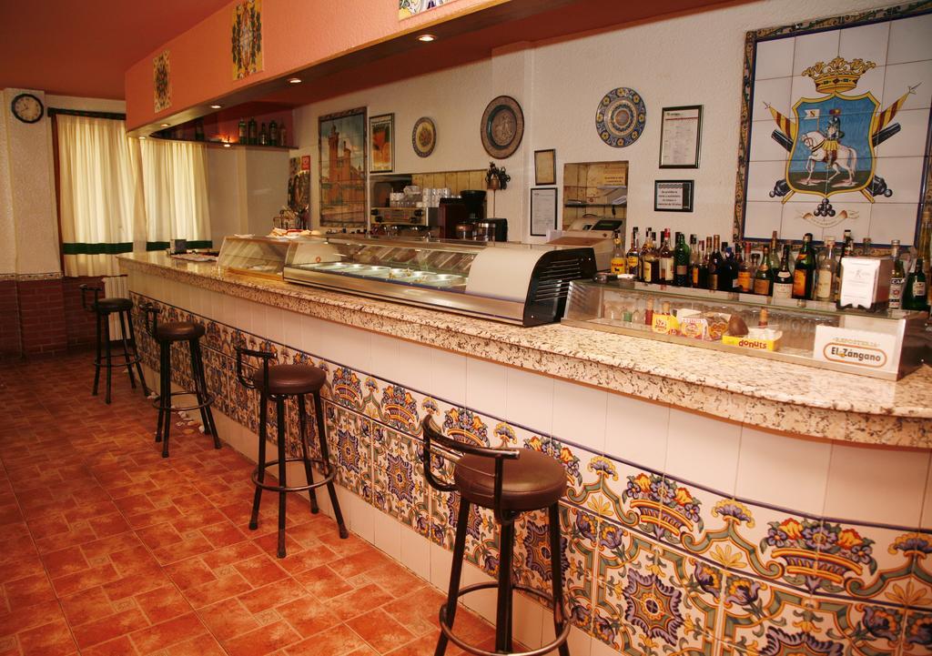 Hostal Cuatro Esquinas Ejea De Los Caballeros Exterior foto